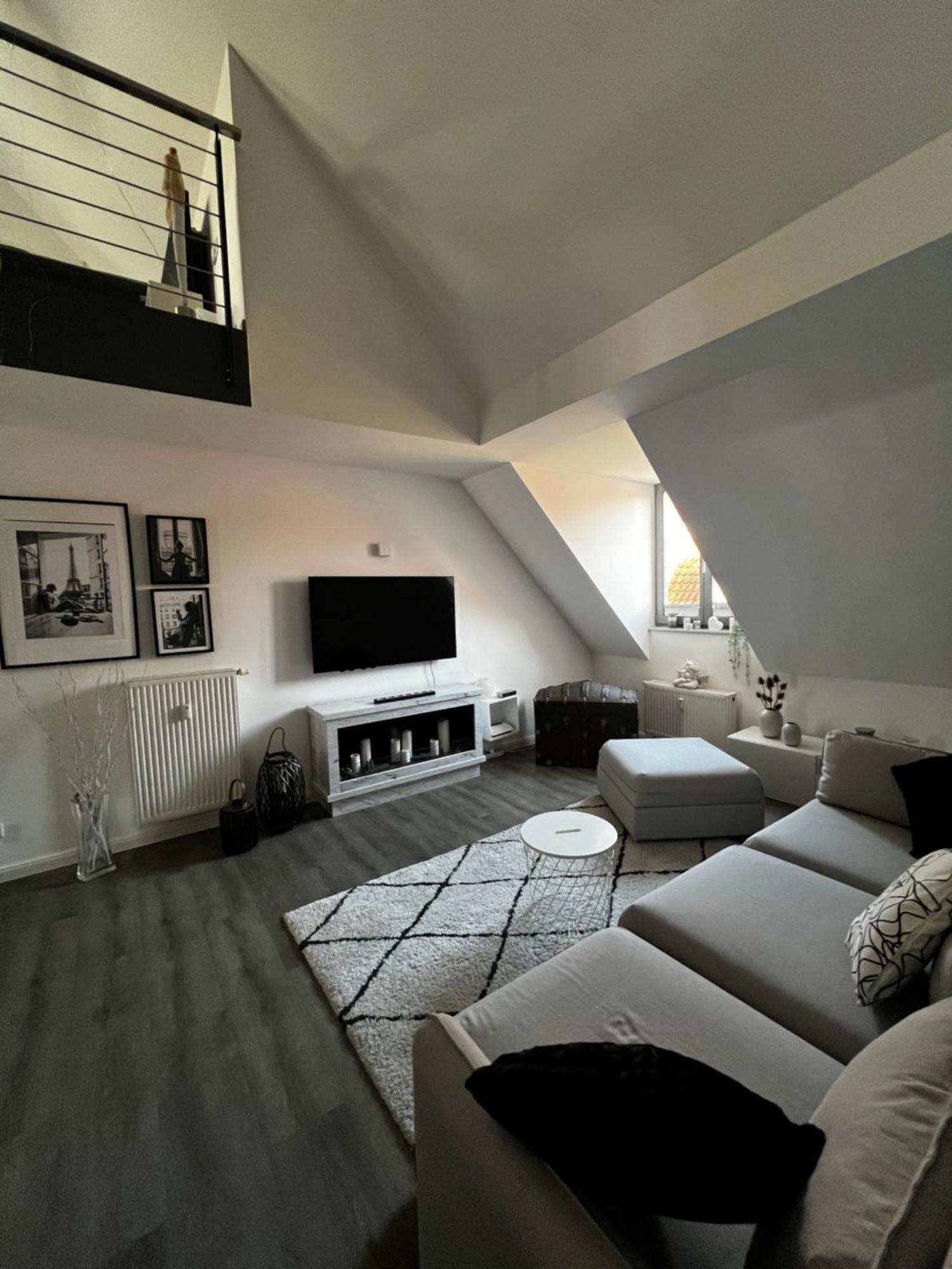 Moderne Galeriewohnung Mit Balkon Und Stellplatz Am Wenigemarkt Erfurt Bagian luar foto