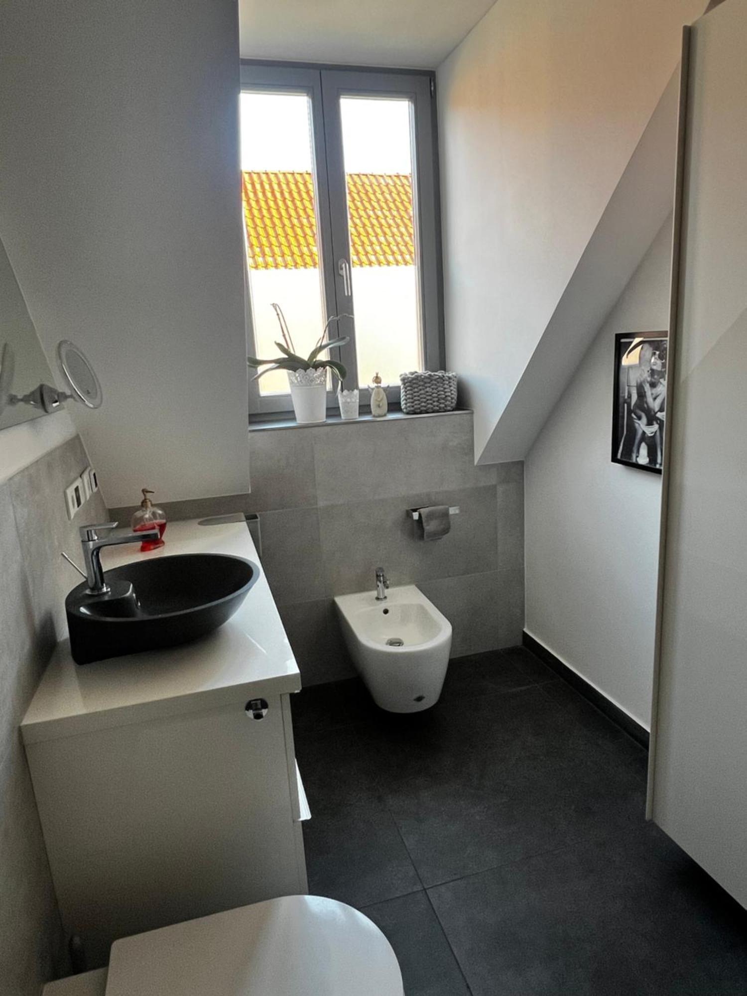 Moderne Galeriewohnung Mit Balkon Und Stellplatz Am Wenigemarkt Erfurt Bagian luar foto